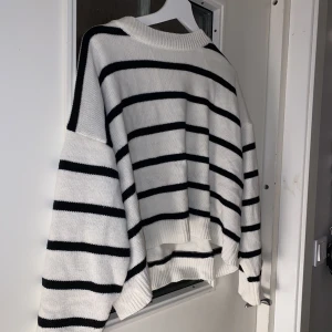 Stickad tröja  - Tröja ifrån Gina tricot i storlek M men passar S också!  Knappt använd så i fint skick 