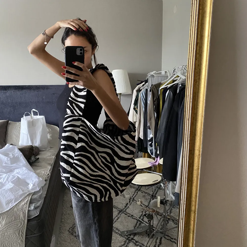 ”Hedabag” i zebramönster. Så fin 🤍. Väskor.