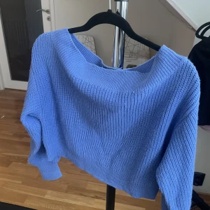 Blå stickad tröja - Säljer min fina stickade tröja från Ginatricot i storlek XS! 💙