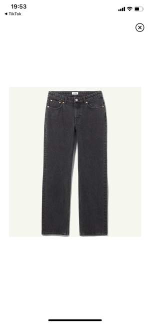 Säljer nu mina weekday jeans då de blivit för små. De är midwaist och i modellen ”Pin”. Köptes för 500kr ❗️köparen står för frakt (66kr)❗️