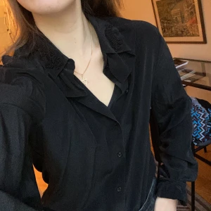 Blus Kenzo x HM  - Limited edition blus från Kenzo x HM. Volang längst ut i ärmen samt i kragen. Fina broderade tigrar på kragen. Aldrig använd 