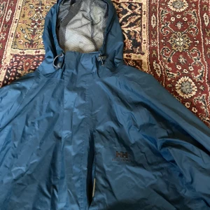 Helly Hansen regnjacka - En turkos Helly Hansen vind/regnjacka i storlek M. Jättebra skick.