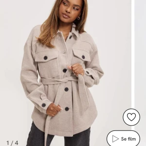 Kappa från Nelly  - Säljer min kappa från Nelly som jag köpt från en tjej på plick. Superfint skick och använt 1-2 gånger bara💗