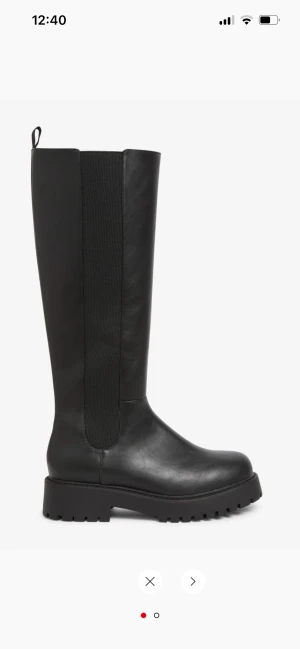Boots - Säljer nu mina höga svarta boots då dom inte kommer till någon användning. Inköpta i våras för 600kr från monki. Dom är helt oanvända och endast testade. Det är storlek 40 men sitter som en 39, små i storleken! 400kr + frakt💕 