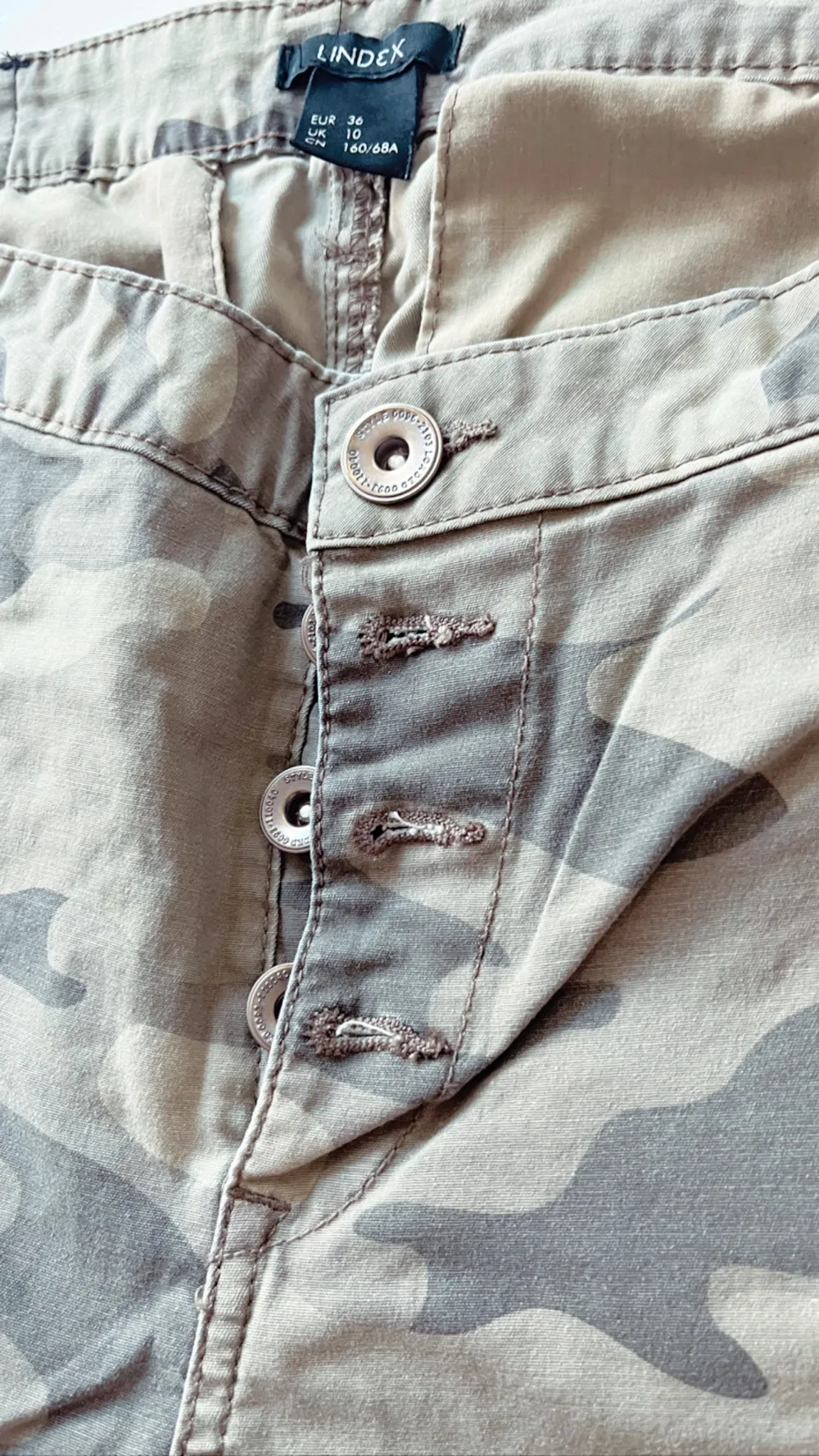 jätte fina militär byxor som jag endast har använt några gånger . dm om ni vill se bild på . Jeans & Byxor.