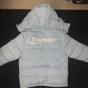 Trapstar Hyperdrive Ice Blue Puffer Jacka - Trapstar Hyperdrive Ice Blue Detachable Hooded Puffer Jacka. Äkta, finns kvitto och bevis. Storlek M. 