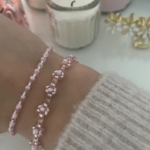 Armband! - Så fina armband som finns att få i alla möjliga färger! Priset varierar från 29kr - 49kr beroende på design💘 Skriv till mig för fler förslag på färger eller andra frågor!🥰 ( frakten ligger på 13kr)