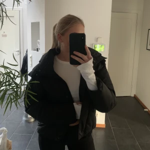 Svart dunjacka  - Svart dunjacka med luva❤️