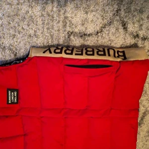 Burberry väst  - Har köpt en äkta 