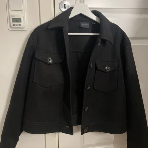Vero Moda Jacka - Jag säljer min Vero Modo jacka som är i väldigt fint skick! Den är även slutsåld i denna storleken nästan överallt! Säljer då den inte kommer till användning längre. Skriv privat för fler bilder!💕 Priset kan diskuteras, köparen står för frakt