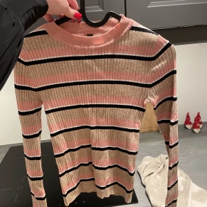 Randig tröja från hm - Tröja inköpt på hm i storlek small. Aldrig använd 