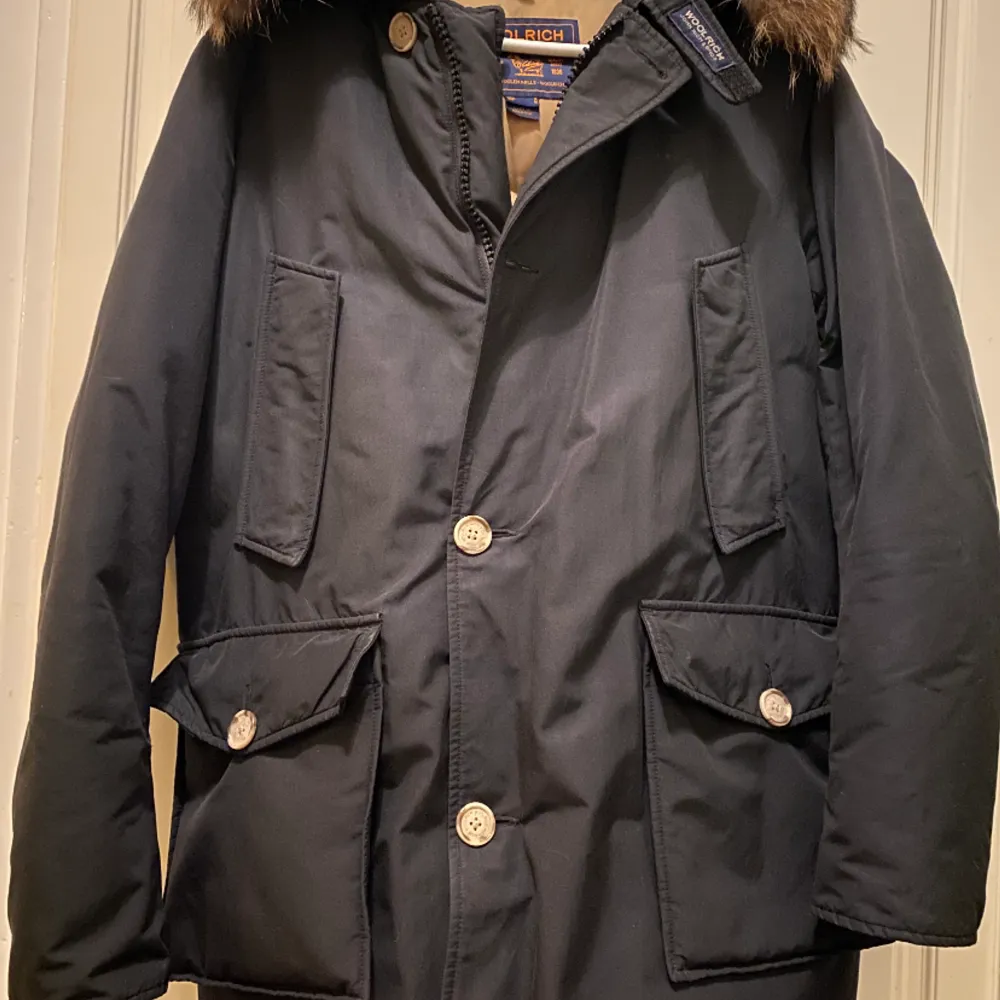 Woolrich Arctic Parka Herr  Storlek: M.  Färg: Svart Köpt i Woolrich butiken, kvitto finns!  Jackan säljs, pga att jag köpt en annan jacka. Använd men inga defekter på jackan. . Jackor.