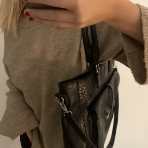 Handväska - Snygg rymlig handväska i fint skick!! Skriv om ni har frågor eller vill ha fler bilder💗