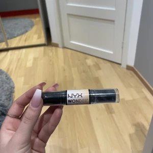 Nyx contor - Highlitern är sönder som man ser på bilden men contoren är testad. Minns inte ny pris men mitt pris är 30kr