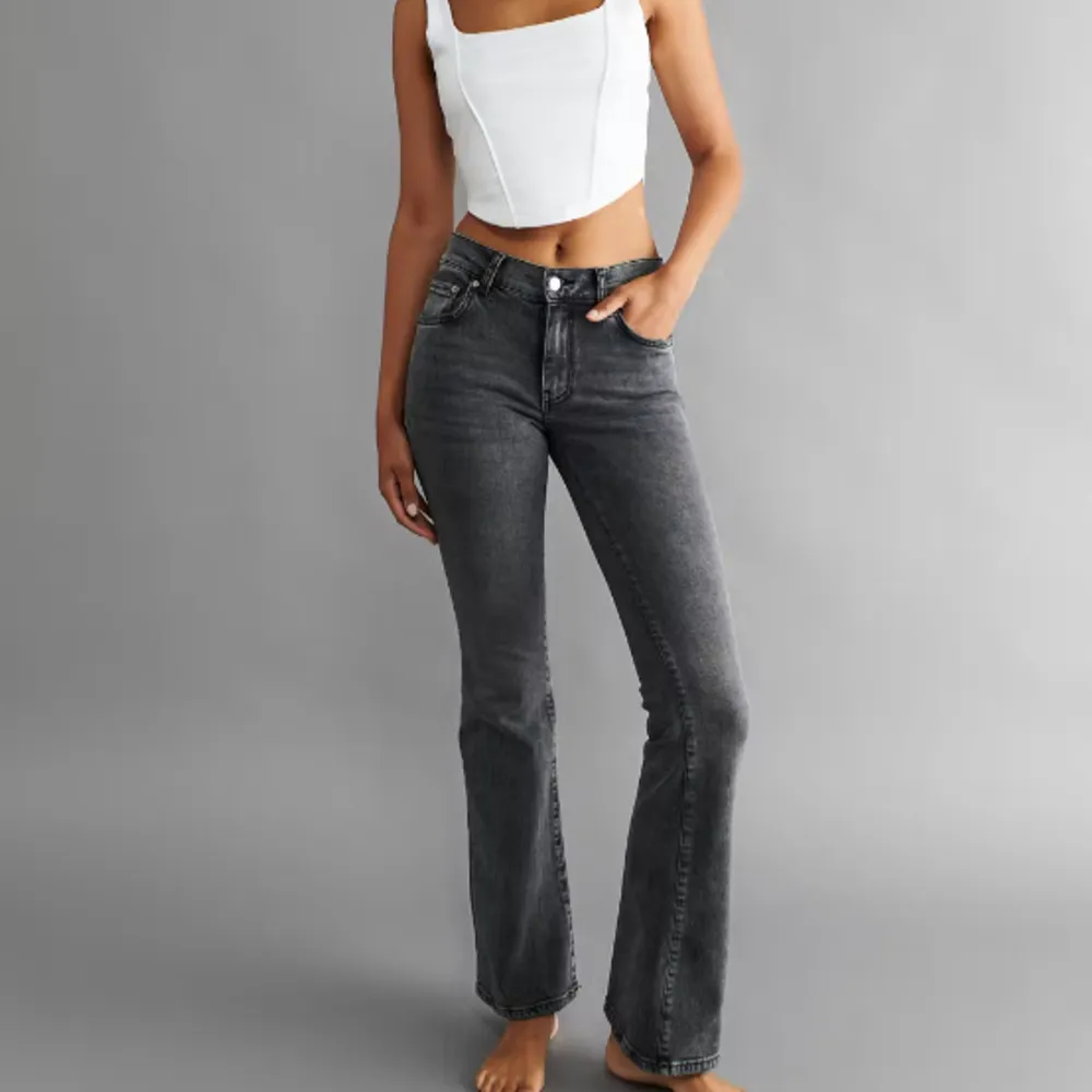 Säljer dessa super snygga low waist jeans från Gina. Är nyköpta och har endast använts en gång, de är i storlek 38 men satt lite löst i midjan för mig som är storlek S Hör av dig om du är intresserad 💞🙌🏼. Jeans & Byxor.