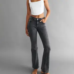 Säljer dessa super snygga low waist jeans från Gina. Är nyköpta och har endast använts en gång, de är i storlek 38 men satt lite löst i midjan för mig som är storlek S Hör av dig om du är intresserad 💞🙌🏼