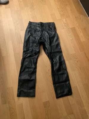 Skinn byxor  - Skin byxor från bikbok andvända några gånger, dragkedja på sidan och storlek S