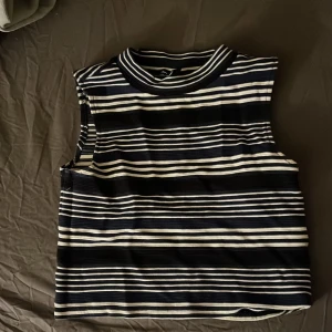 Vit/mörkblå magtröja utan ärmar - I princip aldrig använd, fint skick. Från H&M (divided), storlek S.   Priset kan diskuteras vid snabb affär. Köparen står för frakten. All betalning sker via Swish. Bara att höra av dig om du har några frågor 🙂