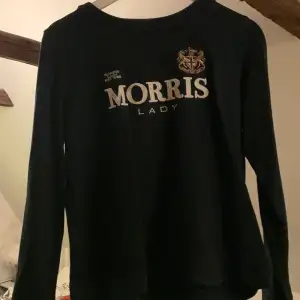 Morris tröja i en marinblå/mörkblå färg. Väldigt fint skick. 