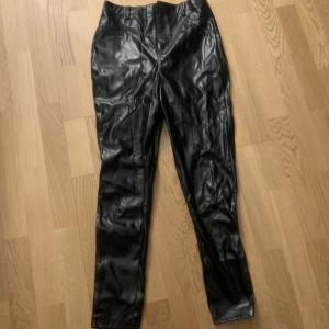 Skinn/lack byxor  - Skin/lack byxor andvända vid en utgång sen har dem bara legat i min garderob, fett snygga byxor som söker ett nytt hem. Köptes från Boohoo storlek 38