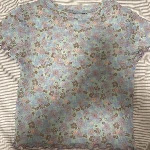 Meshtopp - Så söt blommig mesh-topp med lettuce kant, klippt bort lapparna för att inte synas genom men storlek 34. Men stretchig! Bra skick! Aldrig använd endast provad. Köpt på asos! Petite kollektionen.