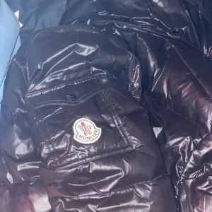 Moncler fashion jacka - Inte använd så mycket så bra skick. Passar small/medium