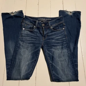 LÅGMIDJADE JEANS - Så fina lågmidjade jeans som tyvärr är för små för mig. Väldigt basic plagg som passar till allt. Väldigt fin passform och är stretchiga. Använda vilket syns vid fötterna, personligen tycker jag det är finare då de får mer karaktär.💘💘💘💘💘💘💘💘