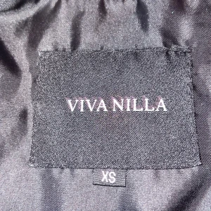 Pälskappa  - Pälskappa denna kan användas vår,sommar och höst, den är oversize vilket betyder att den funkar exakt lika bra på dig som har storlek M/L/Xl. Den har används max 3 gånger och inte sedan efter det. 