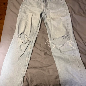 Jeans med hål - Jeans med hål från Gina Tricot, storlek 38, går ner till fötterna (är 165). Jättefina men har tyvärr blivit för små för mig💗