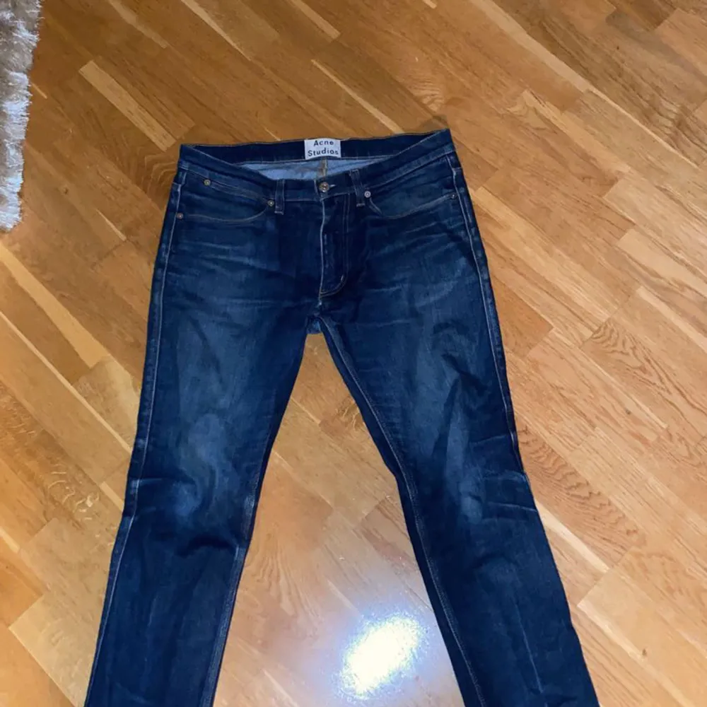 Tjena jag säljer mina Acne studios jeans för dessa har blivit för små för mig. Inte använda speciellt mycket, fortfarande i ett fint skick. Pris kan diskuteras . Jeans & Byxor.