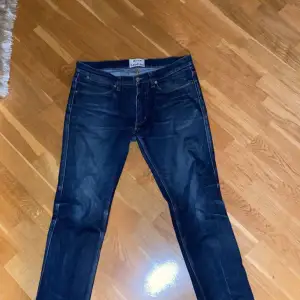 Tjena jag säljer mina Acne studios jeans för dessa har blivit för små för mig. Inte använda speciellt mycket, fortfarande i ett fint skick. Pris kan diskuteras 