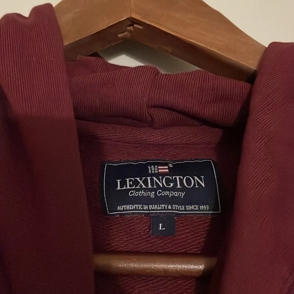 En vinröd super snygg hoodie från lexington inköpt 2021 tyvärr inte använd så mycket därför säljs den nu så den är i ett väldigt bra skick. Pris går att diskutera men du står för frakten!😊. Hoodies.