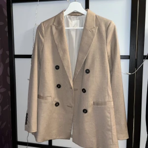 Kavaj - Kavaj från H&M ENDAST TESTAD Storlek 32 men är väldigt stor i storleken