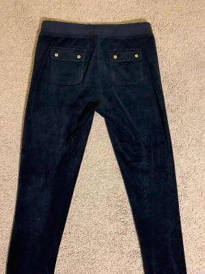 Barn juicy couture  - Jag säljer mina old juicy couture i storlek 14år. Byxorna är i fint skick då de knappt har kommit till användning. Jag är ungefär 1,53cm lång och byxorna passar mig perfekt. Jag skulle säga att de skulle passa någon som är Max 1,60cm. Pris kan Diskuteras.