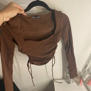 Topp - Brun zara topp men snörning på sidorna. Storlek s , men passar mer som xs elle xxs. 🤎