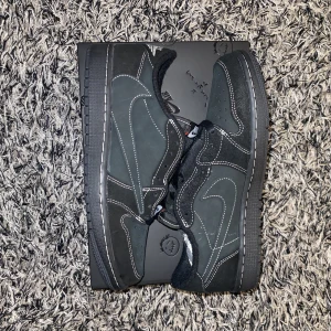 Travis scott phantoms - Extremt snygga och exklusive travis scott jordan 1. Vann dessa på raffle på SNS. Skornas värde ligger runt 10000-11000kr. Har kvitto och flera bilder vid intresse. Pris kan diskuteras 
