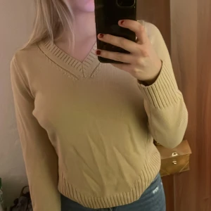 Tröja - Sandfärgad tröja med snygga detaljer! 