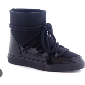 Inuikii  - Vill sälja mina inuikii då jag inte känner att dom är min stil längre, fint skick med en liten defekt som går att fixa 