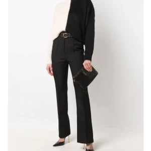 Svart och vit sweatshirt - Storleken är L men ser bra ut på M med. Inte använd, köpte den för några månader sedan och har legat i min garderob sedan dess. 