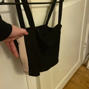 Linne - Rosa/beige streck på båda sidorna, skönt att ha på sig och bra kvalitet på tyget