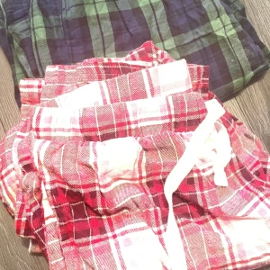 Pyjamasbyxor  - Två par rutiga pyjamasbyxor, stl S. Finns i Linköping. 