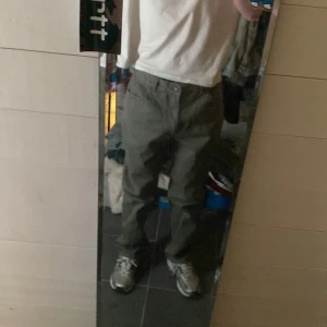 Gröna jeans  - Ett par gröna jeans som aldrig kom till användning de är storlek 34 UK passar mig som är 32 i midjan. 