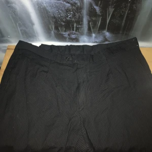 Kostymbyxor - Lite sträva utanpå