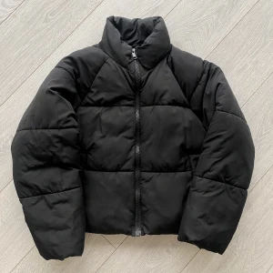 Pufferjacka - Säljer en Jacka i strl S, från Monki. Använd en vinter. Köpare står för frakt💗