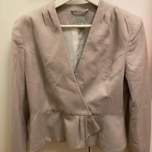 Kavaj - Kavaj med volang, knappt använd, size: 42, liten i storleken, passar också en 36/38, 