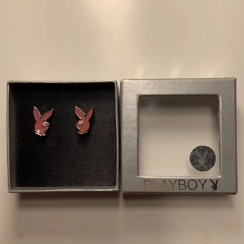 Säljer dessa snygga Playboy örhängen, aldrig använda. Accessoarer.