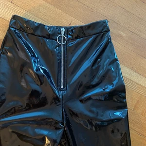 Oanvända shiny byxor - Shiny byxor, oanvända från Forever21 (Originalpris ca 300kr)