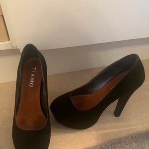 Tiamo pumps - Säljer svarta tiamo pumps i mocka storlek 36. 