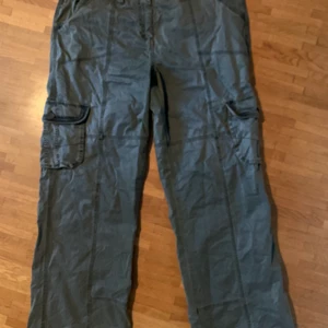 Cargo Byxor - Gröna cargo byxor som sitter väldigt baggy. De är väldigt stora i midjan för mig, jag har använt två gånger med ett skosnörebälte. De är snygga men för stora, lite långa också. 