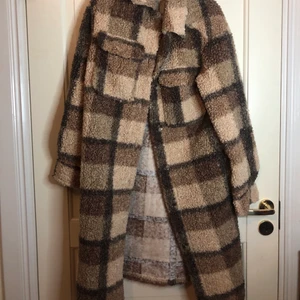 En söt jacka från Kappahl  - En söt och skön jacka från Kappahl knappt använd köpte för 400 priset kan såklart diskuteras